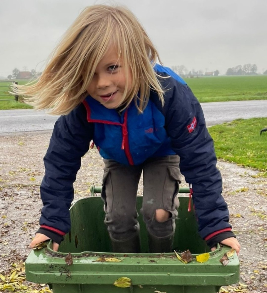 Sep doneert haar aan stichting Haarwensen en zamelt geld in om hier een haarwerk van te laten maken.