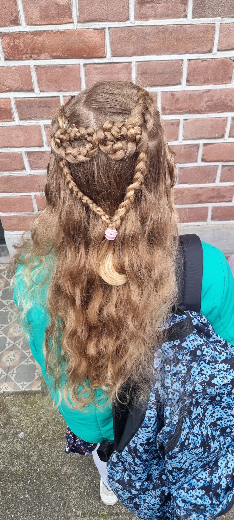 Julie geeft haar haar, heb jij een centje klaar? 